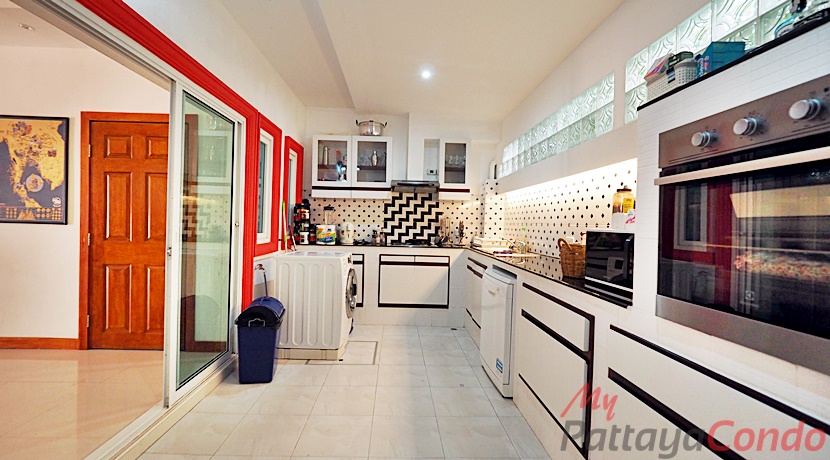 Beverly Hills Village Pattaya Townhouse For Sale - HP0006-6