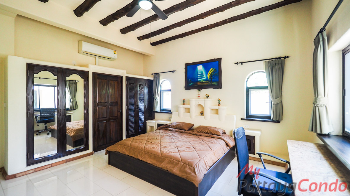 Santa Maria East Pattaya Townhouse For Sale - HESM03