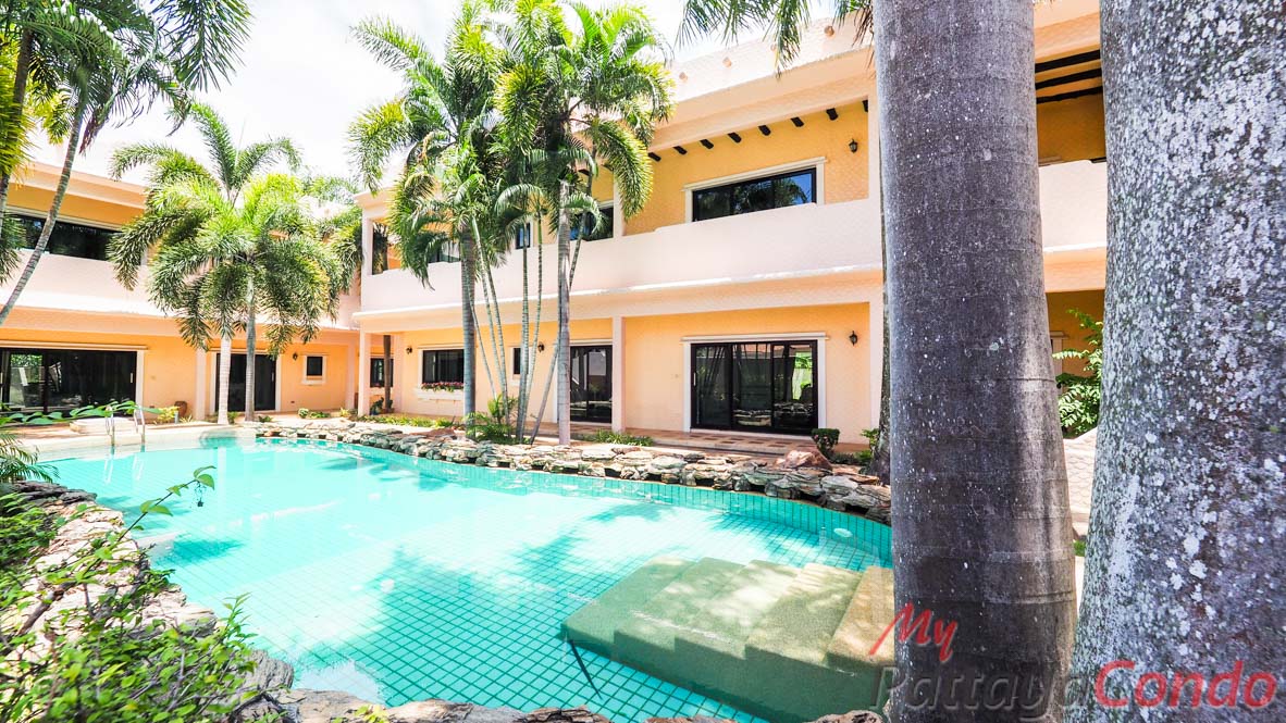 Santa Maria East Pattaya Townhouse For Sale - HESM03