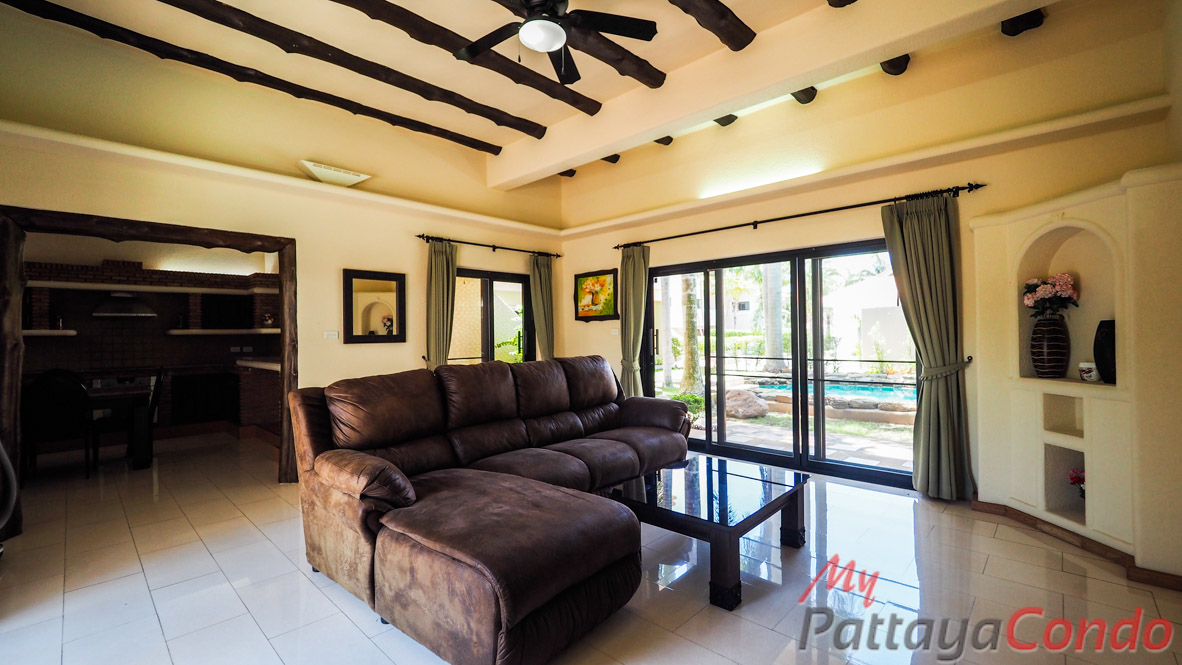 Santa Maria East Pattaya Townhouse For Sale - HESM03