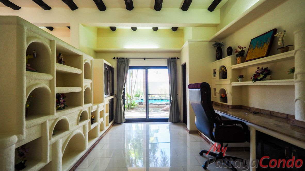 Santa Maria East Pattaya Townhouse For Sale - HESM03