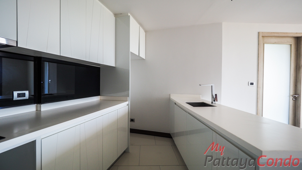The Peak Towers Pattaya Condo For Sale - PEAKT62