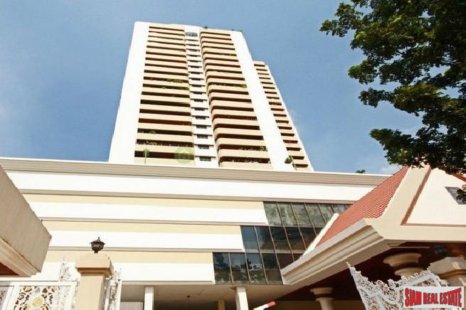 Oriental Towers Condo | Large Three Bedroom Family Condo with Pool and City Views in Ekkamai