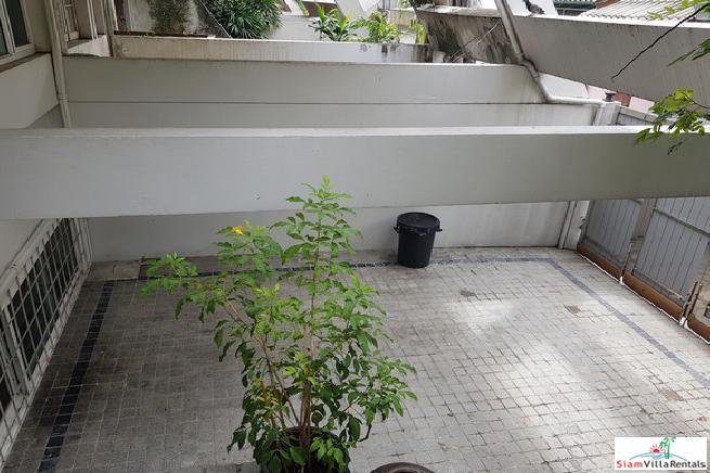 Family-Style Townhouse with Five Bedrooms in the Center of the City, Phrom Phong-27
