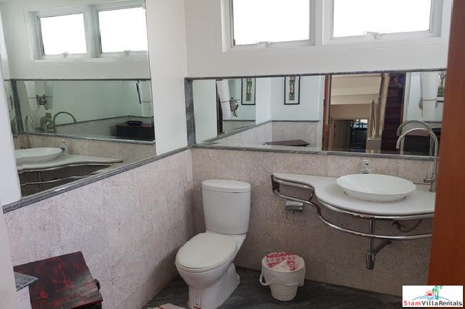 Family-Style Townhouse with Five Bedrooms in the Center of the City, Phrom Phong-6