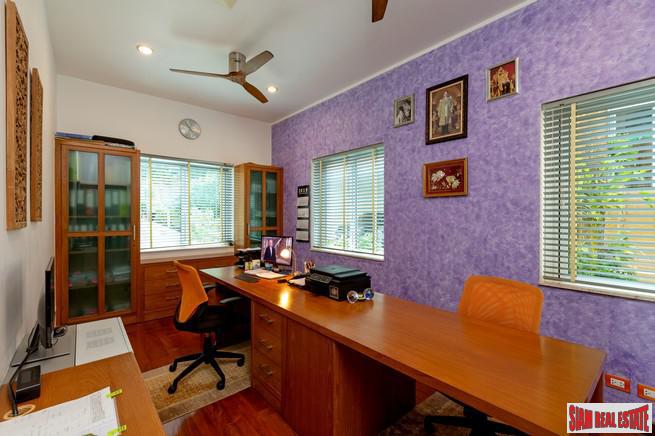 Beautiful and Spacious Hillside Home with Pool Overlooking Loch Palm Golf Course