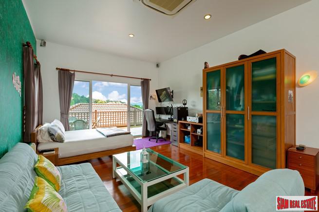 Beautiful and Spacious Hillside Home with Pool Overlooking Loch Palm Golf Course