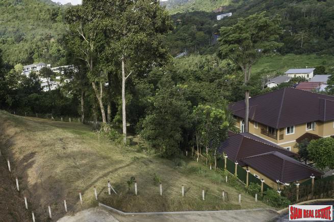 Beautiful and Spacious Hillside Home with Pool Overlooking Loch Palm Golf Course