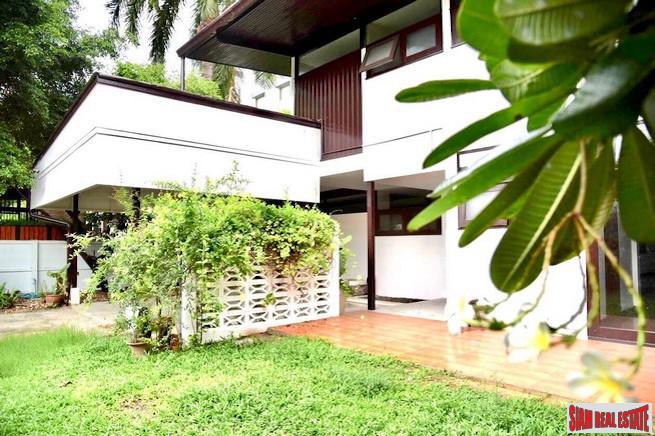 Three Bedroom Stand Alone House for Rent Five Minutes from BTS Thong Lo - Pet Friendly & Large Garden!