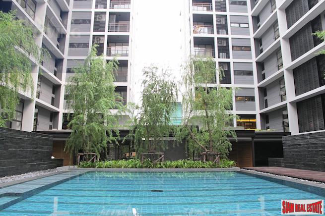 Mode Sukhumvit 61 | Big One Bedroom for Rent in a Low Rise Building Near BTS Ekkamai