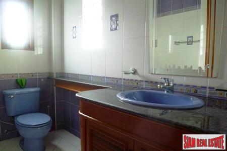 Anuphas Golf Ville | Three Bedroom Mountain View House with Pool in Kathu-10